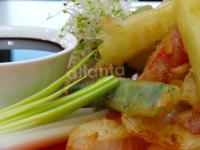 Verduras rebozadas en tempura listas para tu mesa.
