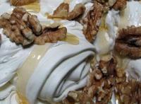 Helado de queso con miel y nueces